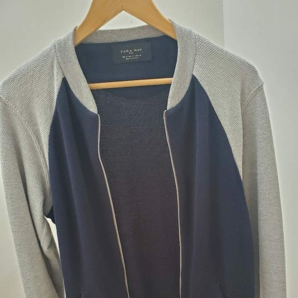 Zara Men's Light Zip Up Sweater (Medium)